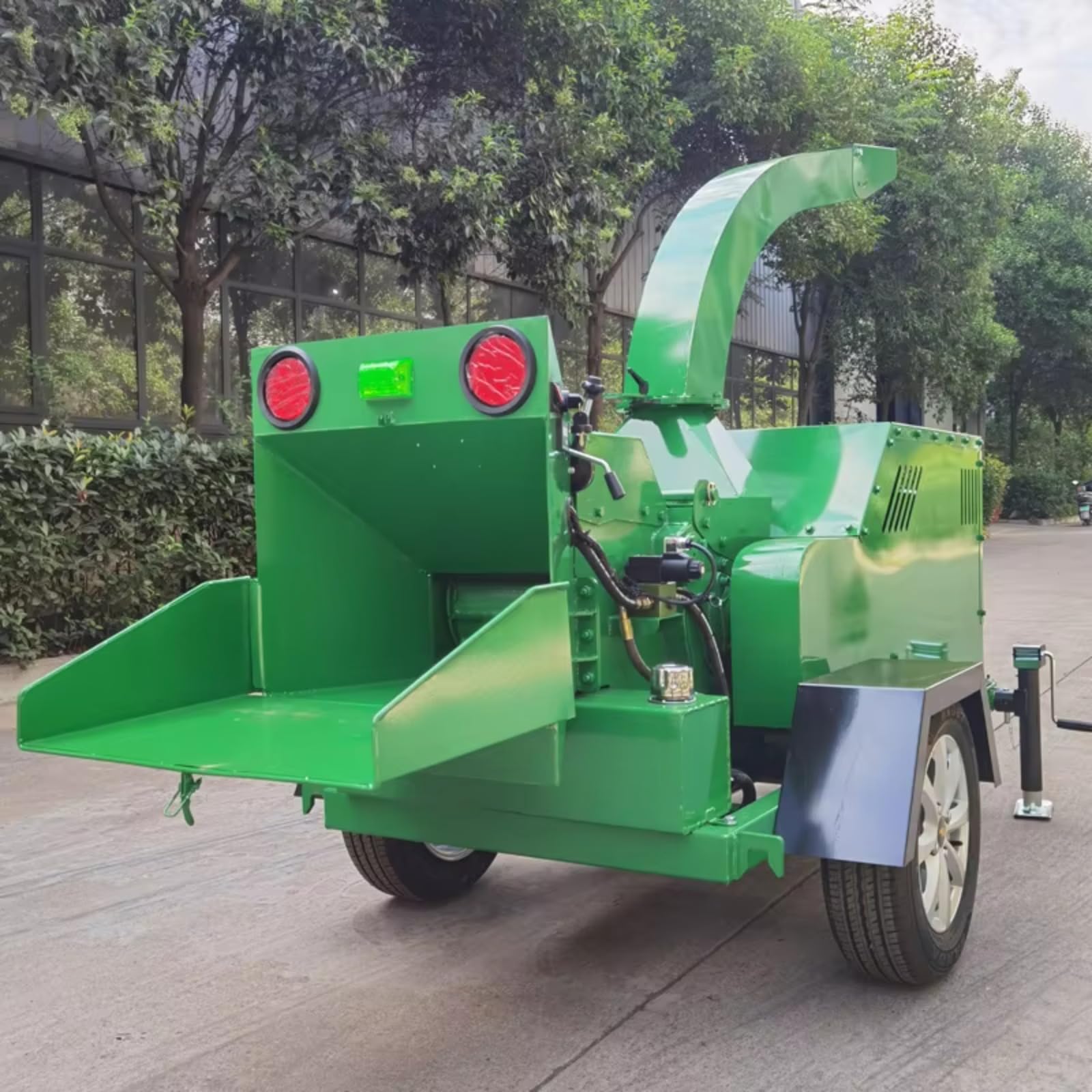 Máquina de trituração de madeira comercial Triturador de galhos de 2 toneladas Sistema de alimentação hidráulica de eficiência para limpeza de jardim de pomar florestal