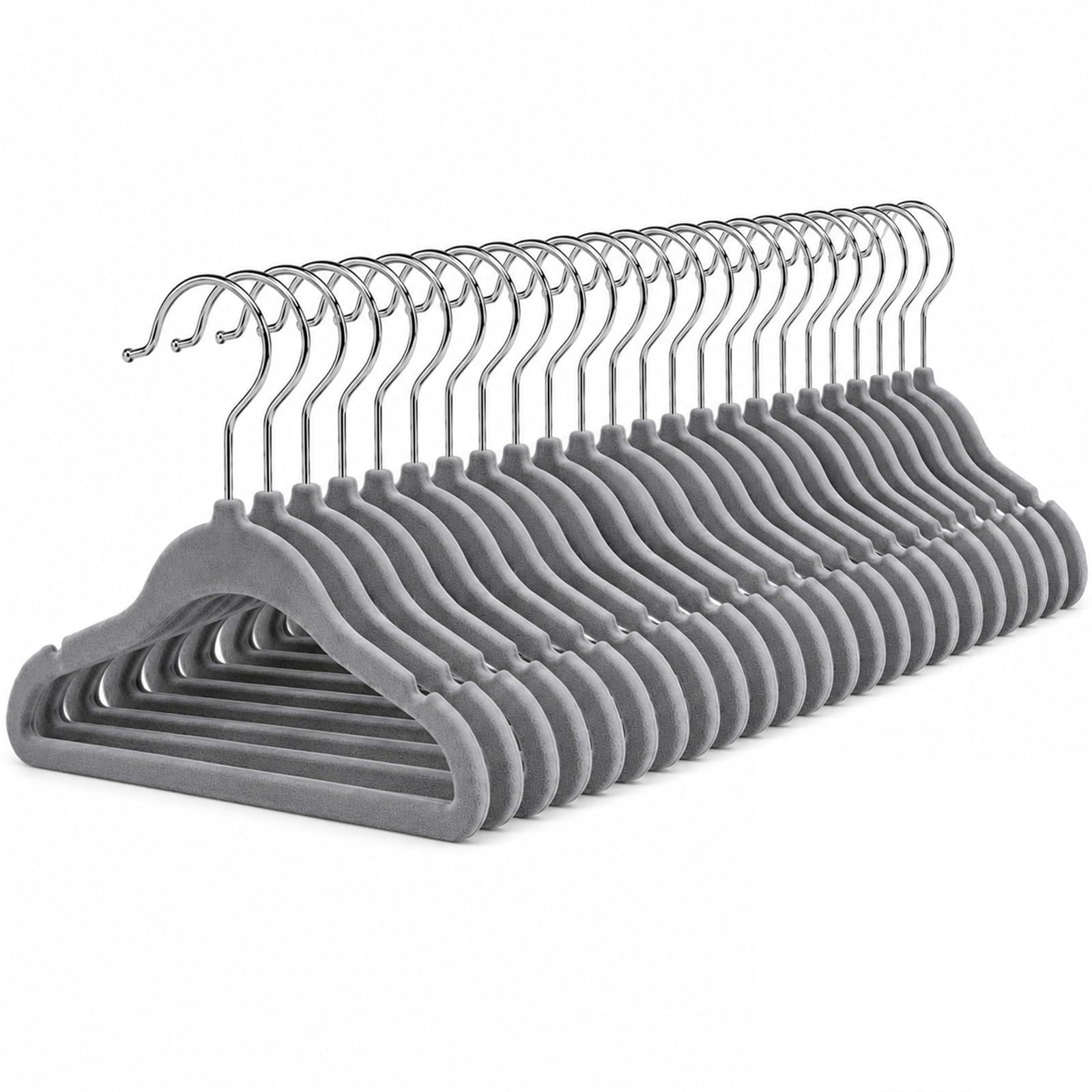 Conjunto Cabide Infantil de Veludo, Antideslizante Cinza Formato Trapézio 28x18 cm para Organização de Roupas (Kit com 30)