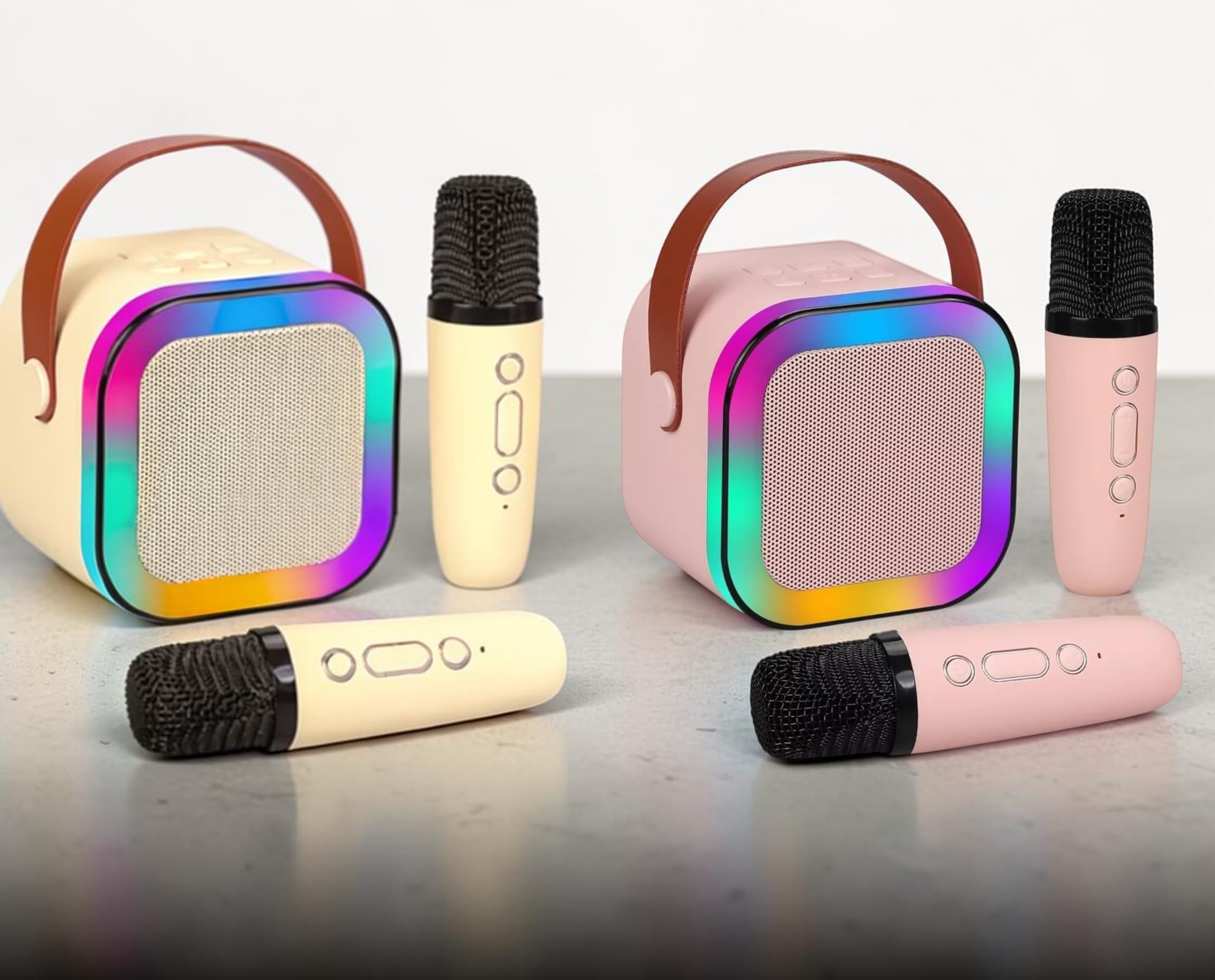 Karaokê Rosa com 2 Microfones Sem Fio e Som Bluetooth: Portátil, recarregável e com modos de voz divertidos. Luzes LED para transformar sua casa em um palco de verdade. Cores Rosa e Bege.