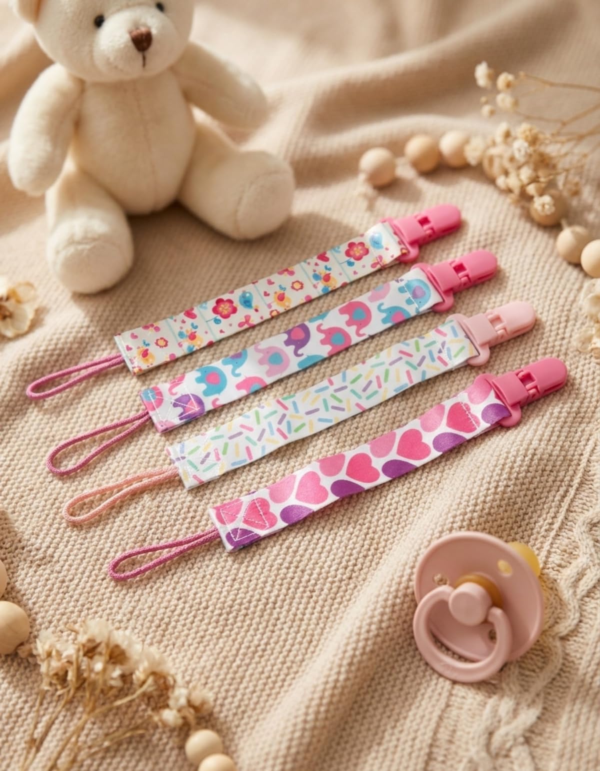 Kit 4 Prendedores de Chupeta Bebê Menina em Tecido Lavável | Kit com 4 Unidades, Tecido Lavável, Para Bebê Menina, Prendedor de Chupeta