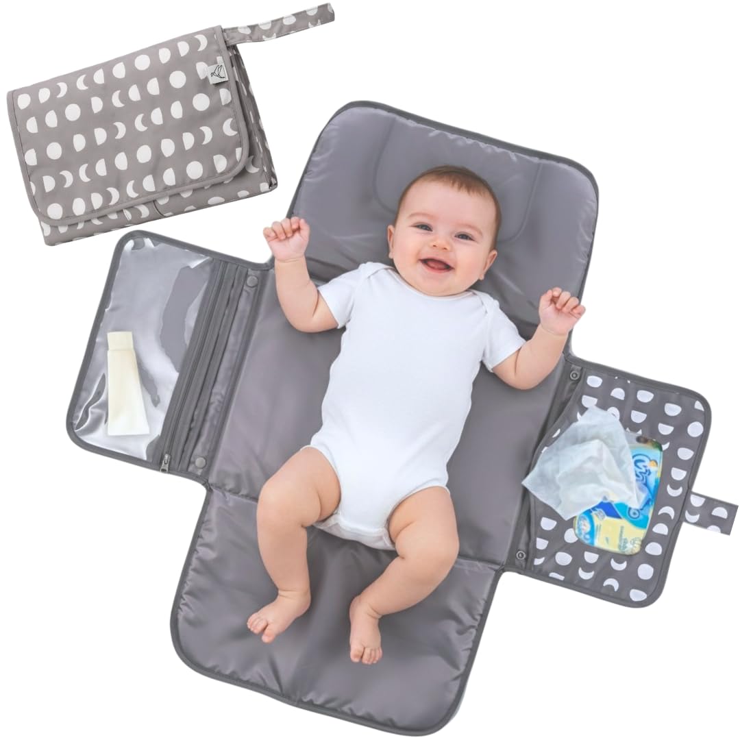 Trocador de Fralda Portátil Essentials — Cinza Lua | Compacto e Dobrável, Interior à Prova d'Água, Bolso com Zíper Impermeável, Porta Lenços, Alça para Pendurar