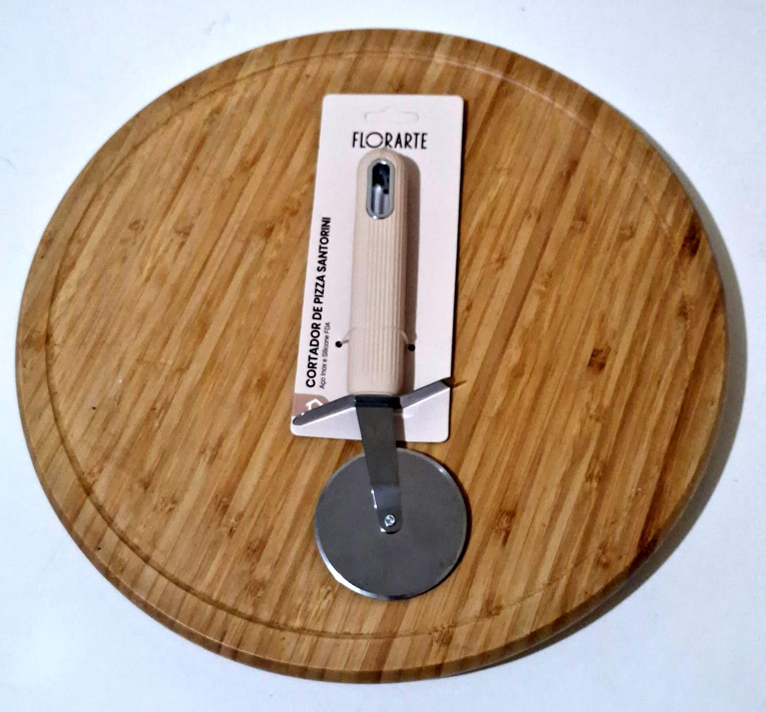 CORTADOR DE PIZZA ACO INOX 21,5cm C/CABO DE SILICONE CANELADO SANTORINI (BEGE) - FLORARTE